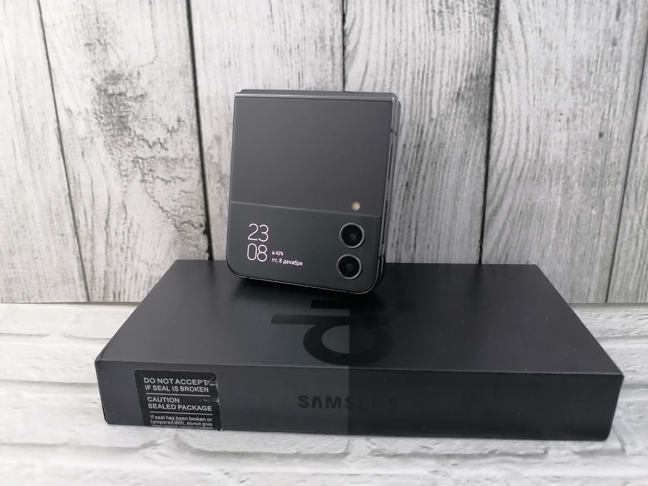 Samsung Z Flip4 5G 8/512 Graphite - БУ засвет на изгибе