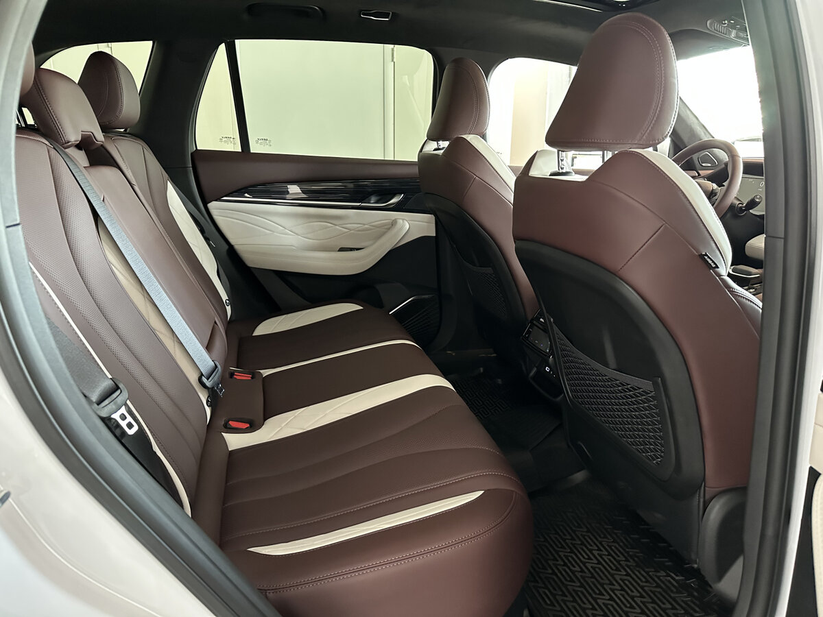 Geely Monjaro белый 2024 коричневый салон