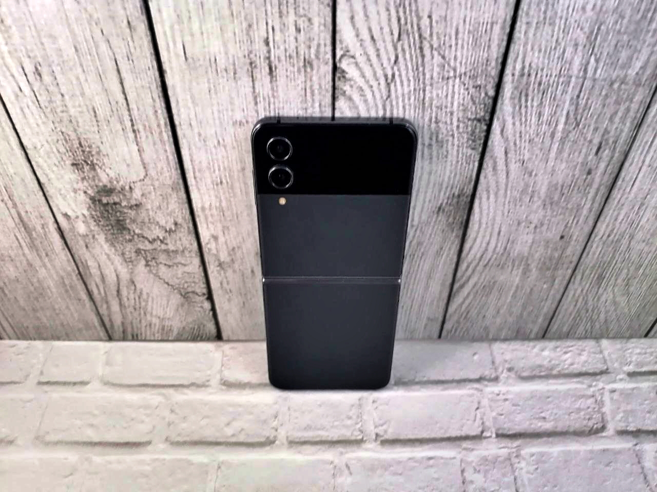 Samsung Z Flip4 5G 8/512 Graphite - БУ засвет на изгибе