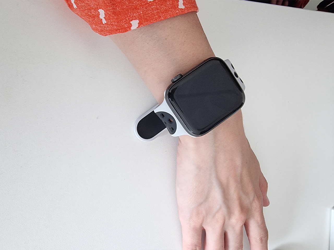 Apple Watch SE Nike, 44 мм, (MYYK2) корпус из алюминия цвета «серый космос», спортивный ремешок Nike цвета «антрацитовый/чёрный» - Б/У Apple Watch SE Nike, 44 мм, (MYYK2) корпус из алюминия цвета «серый космос», спортивный ремешок Nike цвета «антрацитовый/чёрный» - Б/У