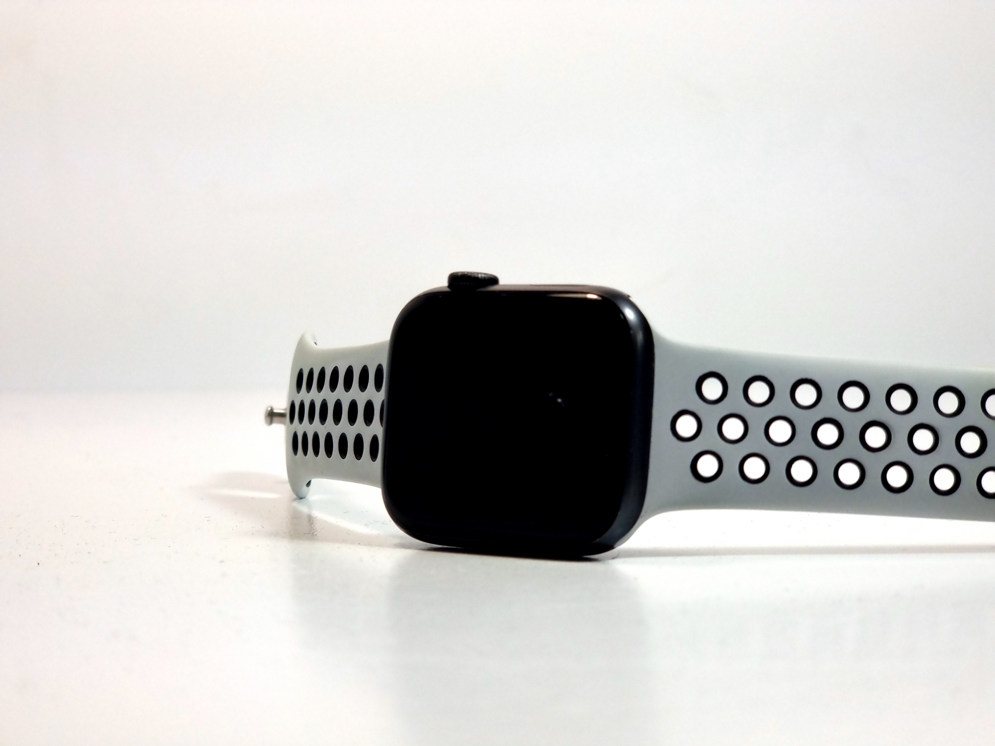 Apple Watch SE Nike, 44 мм, (MYYK2) корпус из алюминия цвета «серый космос», спортивный ремешок Nike цвета «антрацитовый/чёрный» - Б/У Apple Watch SE Nike, 44 мм, (MYYK2) корпус из алюминия цвета «серый космос», спортивный ремешок Nike цвета «антрацитовый/чёрный» - Б/У