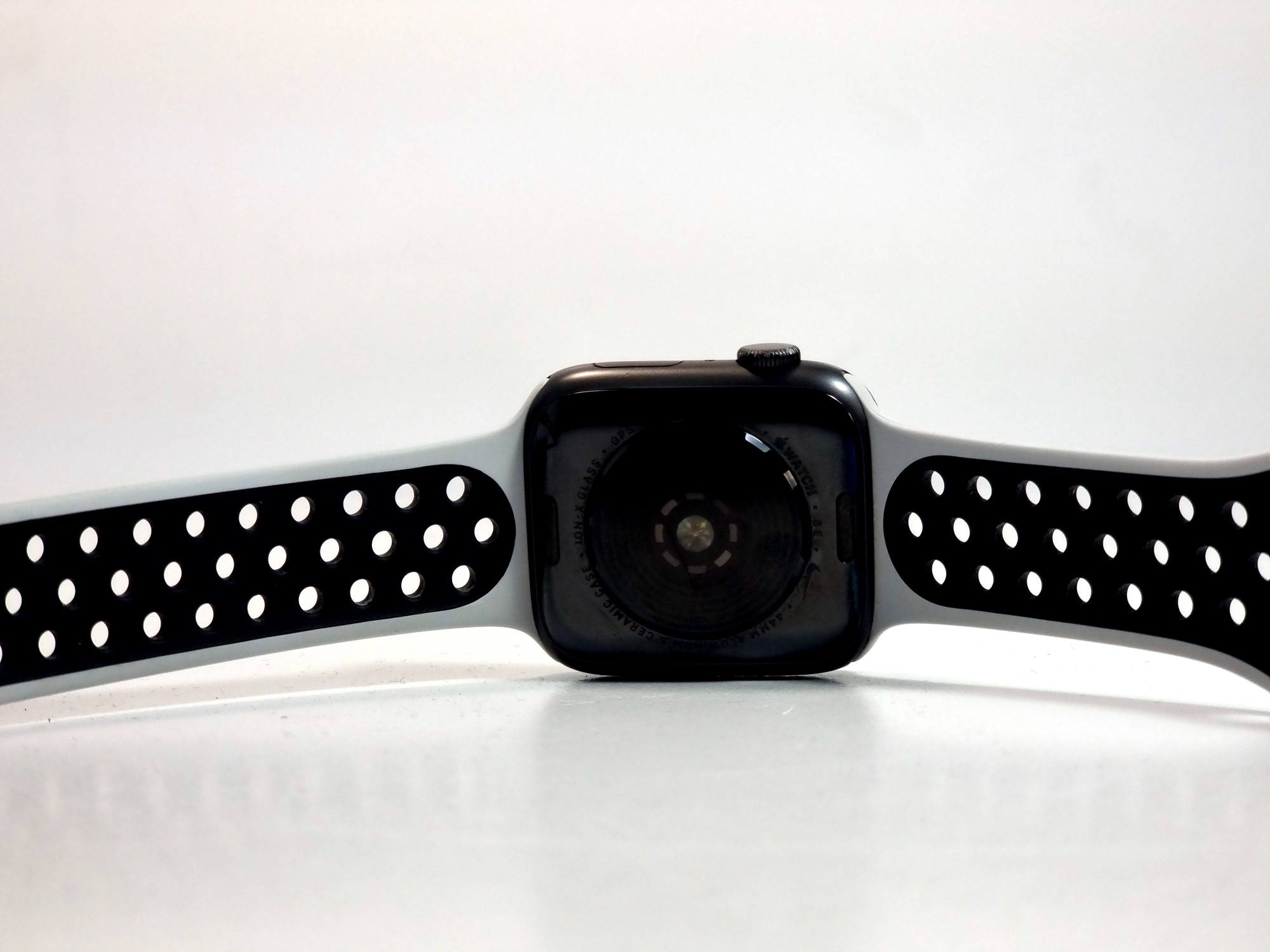 Apple Watch SE Nike, 44 мм, (MYYK2) корпус из алюминия цвета «серый космос», спортивный ремешок Nike цвета «антрацитовый/чёрный» - Б/У Apple Watch SE Nike, 44 мм, (MYYK2) корпус из алюминия цвета «серый космос», спортивный ремешок Nike цвета «антрацитовый/чёрный» - Б/У