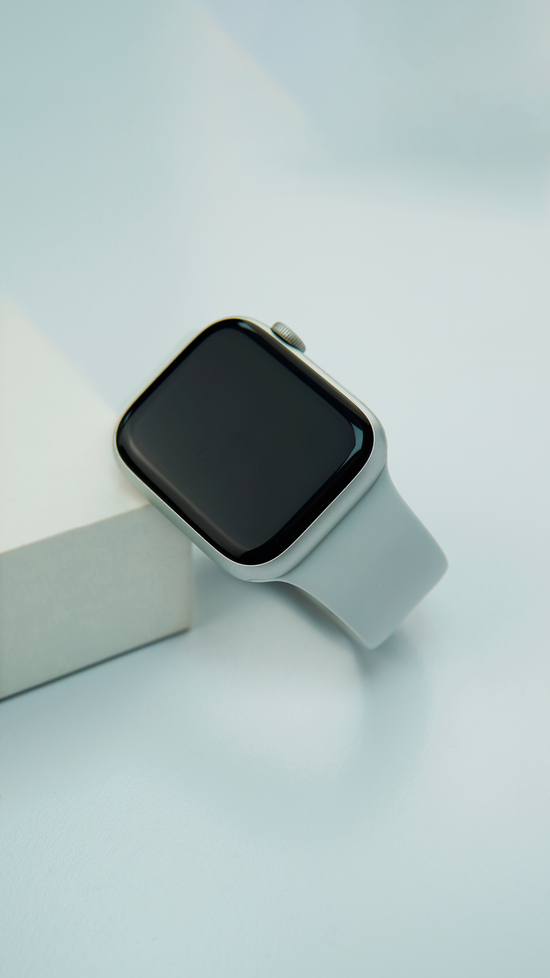 Apple Watch Series 8, 41 мм, корпус из алюминия серебристого цвета, спортивный ремешок белого цвета M/L (MP6M3) - Б/У